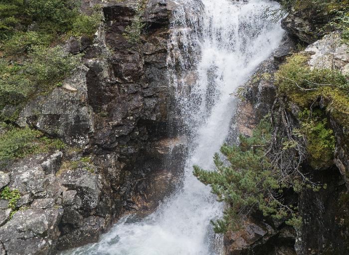 Водопады на реке Подкамарной