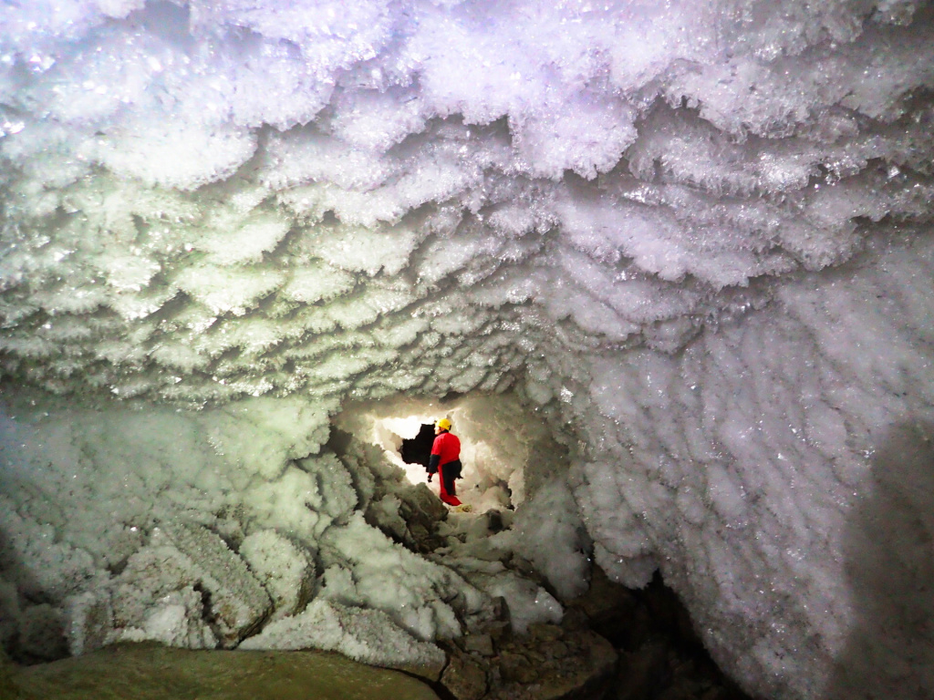 Снежные кристаллы, пещера Чекановского.JPG